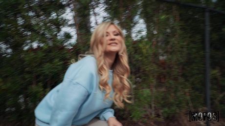 Light-Haired american beauty Ellie Tay gets her twat filled by a horny stud