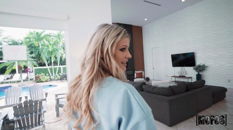 Light-Haired american beauty Ellie Tay gets her twat filled by a horny stud