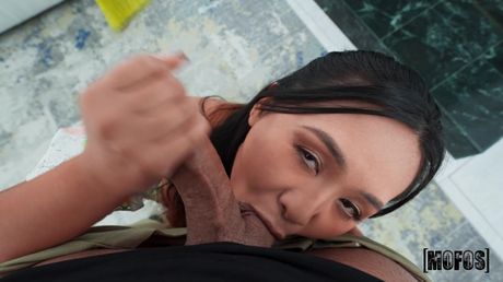 亞洲少女 Phoebe Kalib 的陰道被白色陰莖塞滿