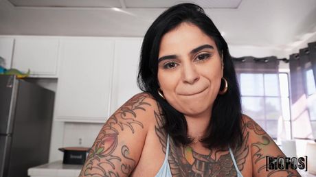 Brunette canadisk, tyrkisk skønhed Azzy Star tager en sæd på sine store jugger efter et kneppe