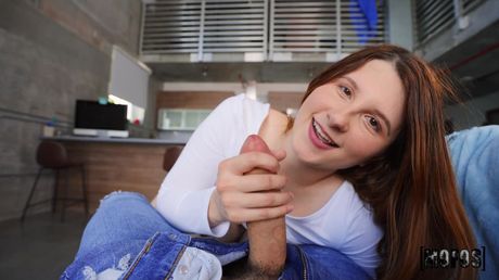 Storbrystet amerikansk nuttet Bess Breast har samleje med sin mandlige ven