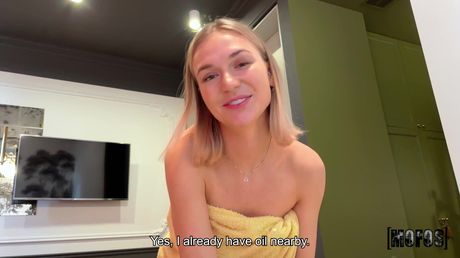 裸のロシアのティーンメリッサ・ヤングは、ホットな男にアナルを舐められ、犯される