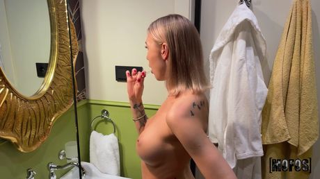 裸のロシアのティーンメリッサ・ヤングは、ホットな男にアナルを舐められ、犯される