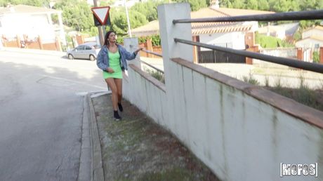 Engleagtige spanske dukke Penelope Cum får sin fisse slikket og knytnævet, før hun bliver dicked