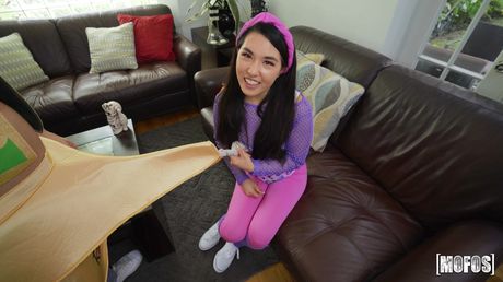 亞洲美女米娜穆恩 (Mina Moon) 萬聖節期間在床上做愛