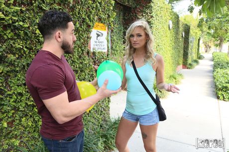 Blond amerikansk pige Winter Bell får sin twat fyldt med en stor pik i et badekar