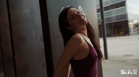 リナ・アリアン・ジョイは犯されるのが大好きな美しいブルネットです