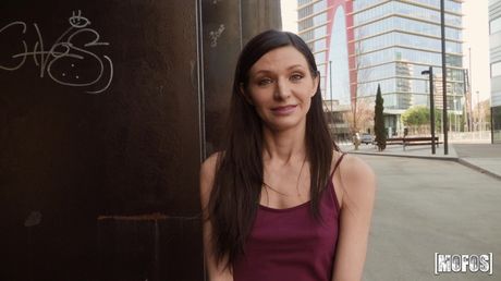 リナ・アリアン・ジョイは犯されるのが大好きな美しいブルネットです