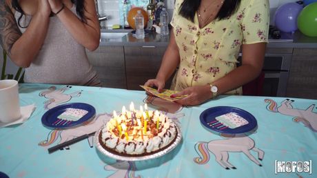 拉丁裔少女吉娜·瓦倫蒂娜在廚房裡與一名男子發生性關係