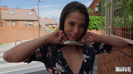 Mørkhåret spansk pige Anastasia Brokelyn bliver kneppet i en offentlig have