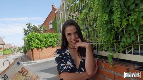 Mørkhåret spansk pige Anastasia Brokelyn bliver kneppet i en offentlig have