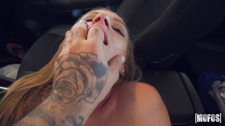 かわいいフランス人美女エンジェル・エミリーが車の中でオマンコを貫かれる