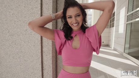 ブルネットのアメリカ人モデル、ベラ・ローランドが写真家とバルコニーでセックスをする