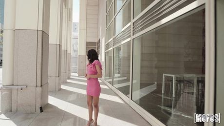 ブルネットのアメリカ人モデル、ベラ・ローランドが写真家とバルコニーでセックスをする