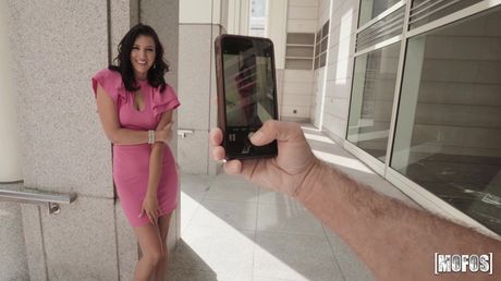 ブルネットのアメリカ人モデル、ベラ・ローランドが写真家とバルコニーでセックスをする