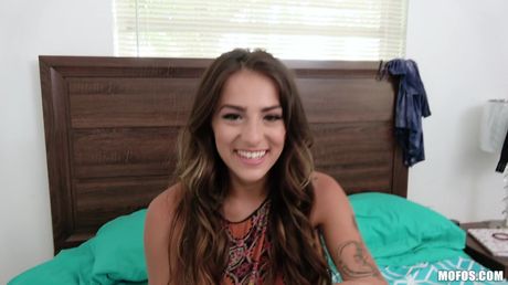 M: ラテン系の美女ソフィー・レイエズがパティオで彼氏とセックス