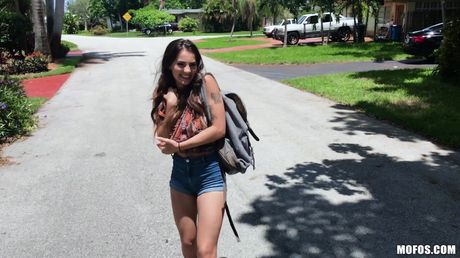 ラテン系の美女ソフィー・レイエズがパティオで彼氏とセックス