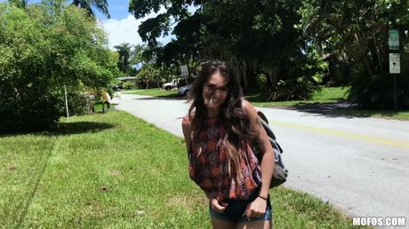 ラテン系の美女ソフィー・レイエズがパティオで彼氏とセックス