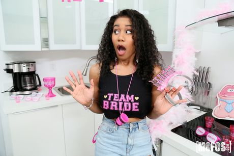 Blonde Kennedy Kressler og sorte Jenna Foxx har en lækker lesbisk 69