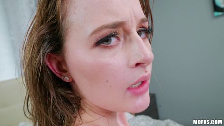 Danni Rivers får sin fisse skruet på badeværelset