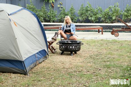 Blonde american covergirl Kenzie Reeves gets banged in the backyard by a stranger