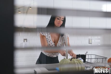 素晴らしいラティーナビクトリアジューンは、キッチンで彼女の大きなおっぱいとお尻を犯される