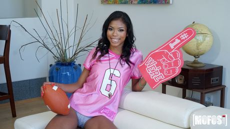 美國黑娃娃 Nia Nacci 在沙發上做愛後被內射