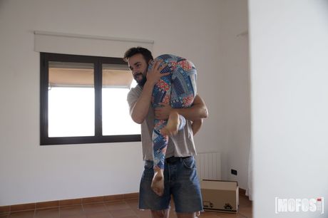 拉丁美女 Julia Roca 的大屁股被舔，陰戶被幹