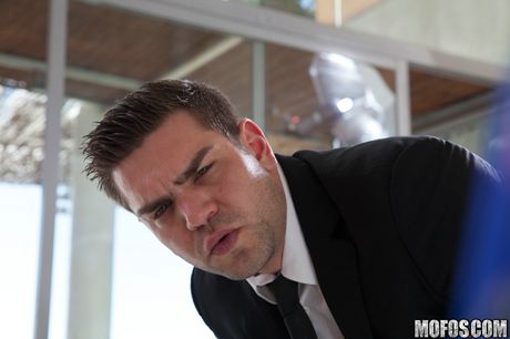 ラテン系主婦のヒメナ・ラゴは膣ファックの前にチンポをしゃぶる