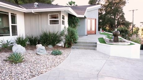 巨乳のラティーナ・マルタ・ラ・クロフトは、ソロで彼女の大きなおっぱいとオマンコを犯される