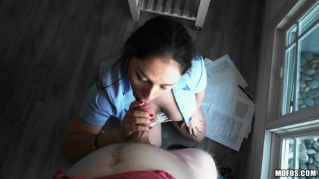 巨乳のラティーナ・マルタ・ラ・クロフトは、ソロで彼女の大きなおっぱいとオマンコを犯される