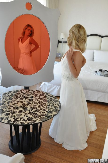 Blonde amerikanske dukke Bella Rose får en creampie efter sex med en stor pik