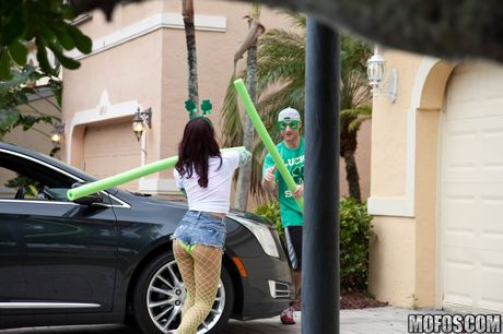 吉娜·瓦倫蒂娜 (Gina Valentina) 是一位性感少女，喜歡做愛和吸吮雞巴