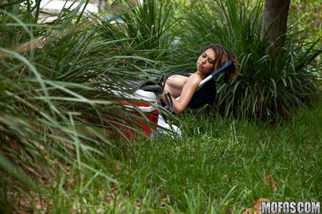 素敵なアメリカ人のキュートなメリッサ・ムーアが屋外で顔とオマンコを犯される