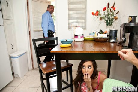 黑髮美國女孩 Gia Paige 在廚房裡被插上陰戶