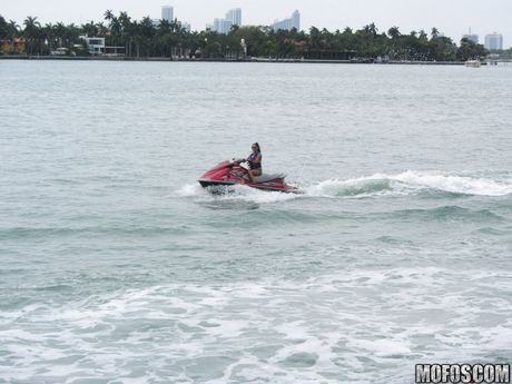 Fantastisk amerikansk, mexicansk, spansk mørkhåret Chloe Amour bliver nøgen før en hardcore knepperi