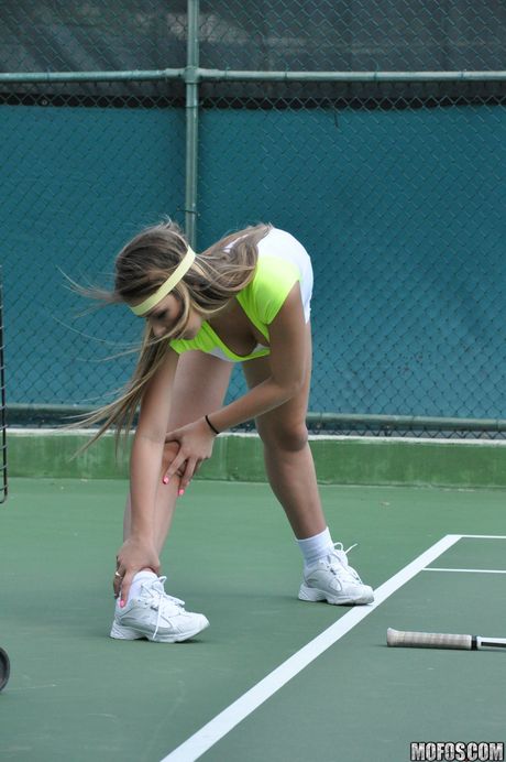 超級美國金髮女郎 Carmen Caliente 在打完網球後吸吮雞巴