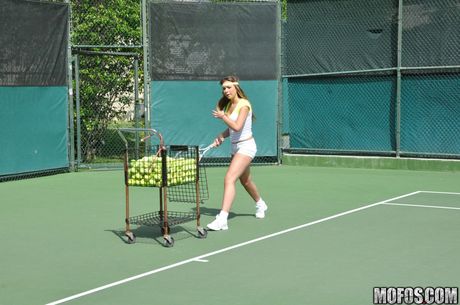 超級美國金髮女郎 Carmen Caliente 在打完網球後吸吮雞巴