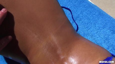 Asiatisk babe Sharon Lee nyder en varm analfuck med en hængende fyr