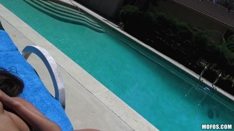 Asiatisk babe Sharon Lee nyder en varm analfuck med en hængende fyr