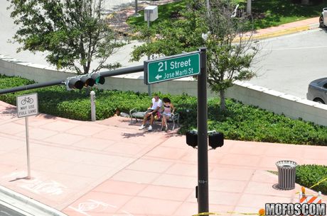 苗條的美國業餘選手 Kiera Winters 的陰部被雞巴塞滿