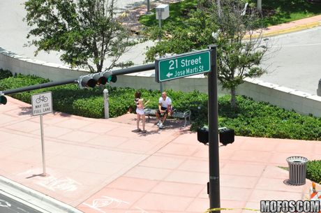 苗條的美國業餘選手 Kiera Winters 的陰部被雞巴塞滿