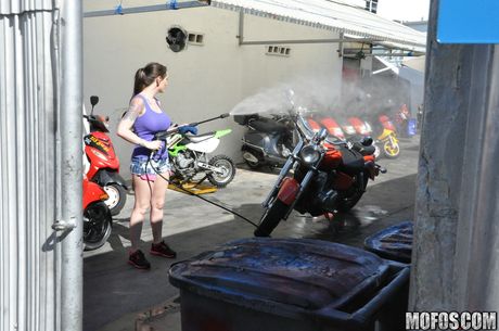 紋身美國寶貝阿什頓皮爾斯在自行車上被舔陰和乾