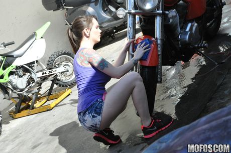 紋身美國寶貝阿什頓皮爾斯在自行車上被舔陰和乾