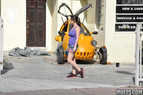 紋身美國寶貝阿什頓皮爾斯在自行車上被舔陰和乾