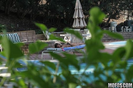 Brunette tjekkisk pige Kari Sweet får sin fisse fyldt på terrassen