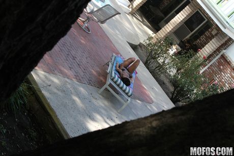 Brunette tjekkisk pige Kari Sweet får sin fisse fyldt på terrassen