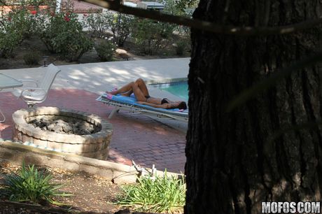 Brunette tjekkisk pige Kari Sweet får sin fisse fyldt på terrassen