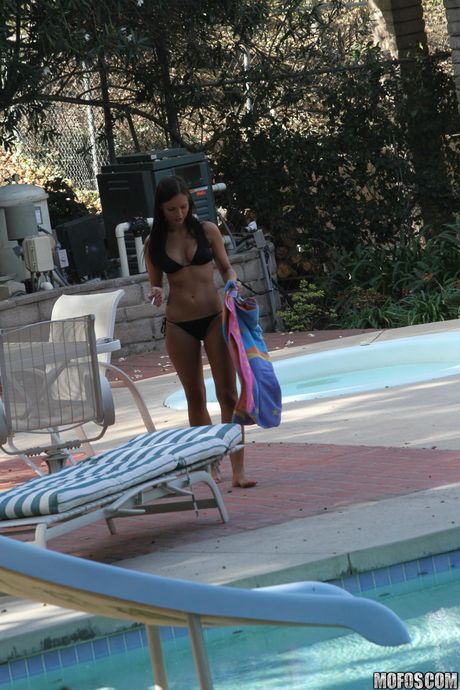 Brunette tjekkisk pige Kari Sweet får sin fisse fyldt på terrassen