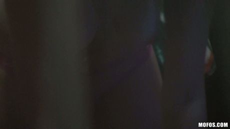 Lacey Leveah bliver nøgen på en stol før en vaginal knepper